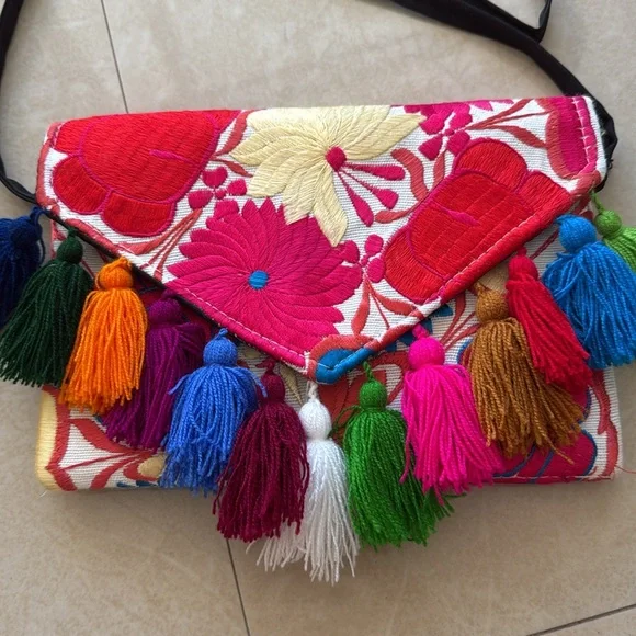 Floral embroidered tassel clutch - Picture 3 of 5